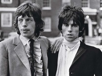 Keith Richards (68 años), guitarrista de los Rolling Stones, es sinónimo de éxito en la prensa británica. Una portada con su cara garantiza hoy un éxito de ventas. Junto a Mick Jagger, el 1 de julio de 1967, en Londres.