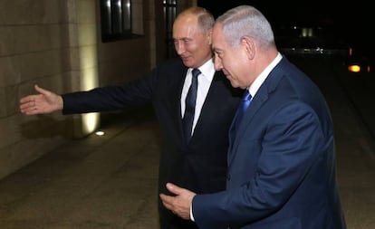 Vladímir Putin recibe a Benjamín Netanyahu, el jueves en Sochi (Rusia)