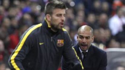 Pep Guardiola gesticula ante Gerard Piqué