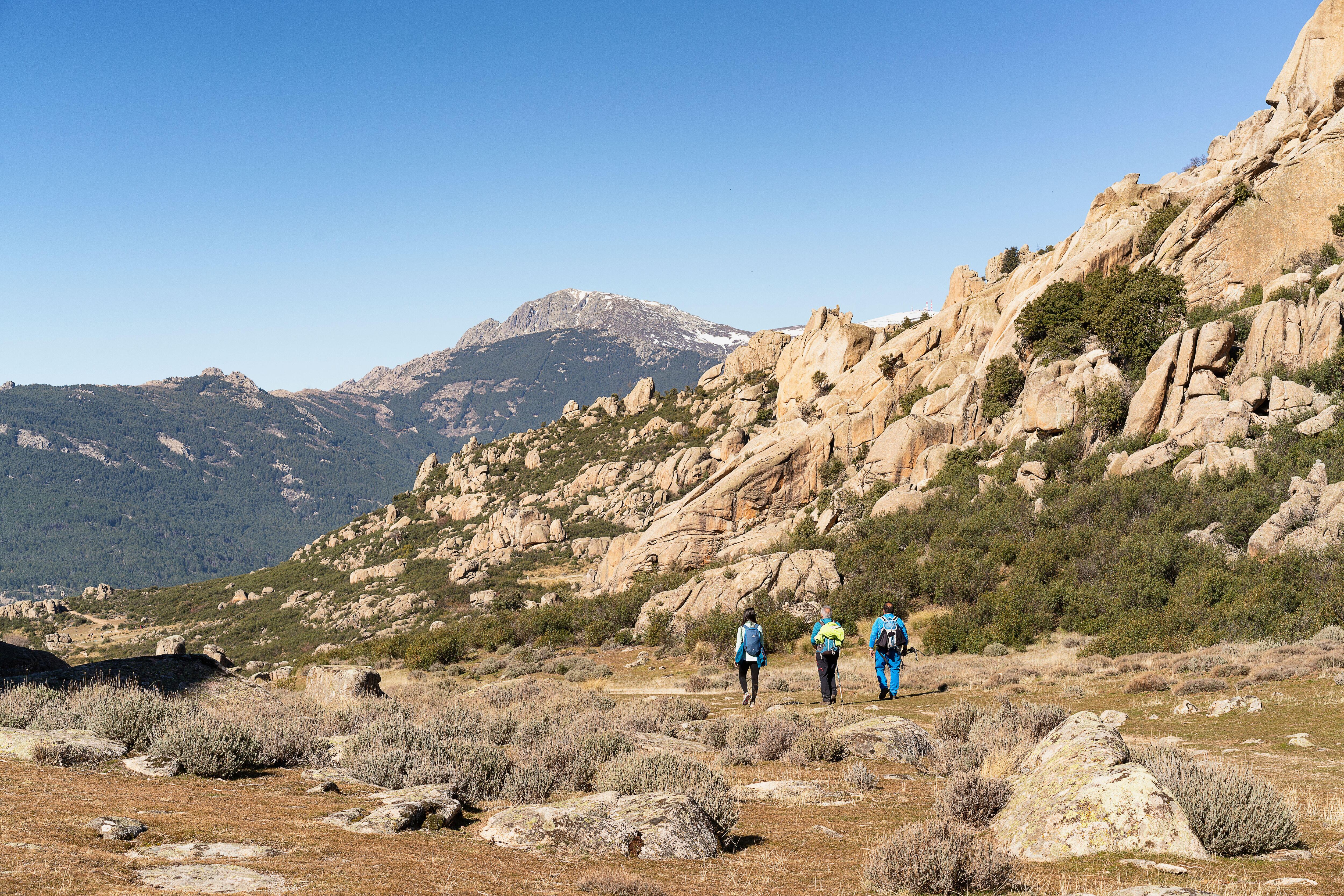 Senderistas en La Pedriza (Madrid), un laberinto de granito dentro del parque nacional de la Sierra de Guadarrama. 