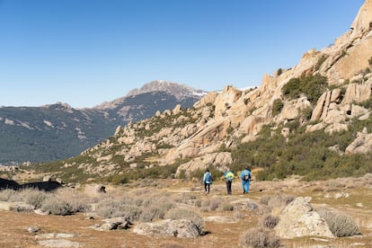 Senderistas en La Pedriza (Madrid), un laberinto de granito dentro del parque nacional de la Sierra de Guadarrama. 