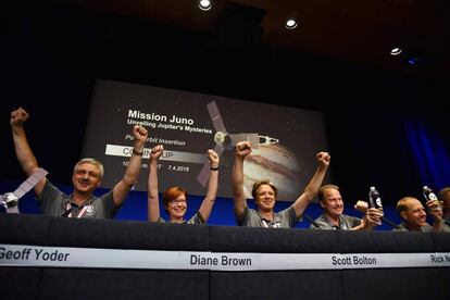 Miembros de la NASA celebran la llegada de 'Juno' a la órbita de Júpiter.