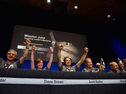 Miembros de la NASA celebran la llegada de 'Juno' a la órbita de Júpiter.