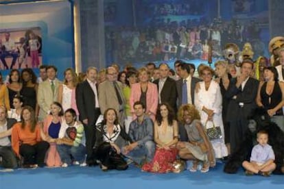 Foto de familia en la presentación de la programación de TVE. De pie, en primera fila, de izquierda a derecha, Manuel Pérez Estremera, Carmen Caffarel, Fran Llorente, Pablo Carrasco, Carmen Sevilla, Pilar Bardem, Jordi Hurtado y Loles León.