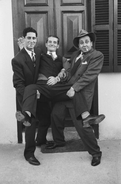 El director de cine libanés Muhamad Selman posando con amigos (1950).