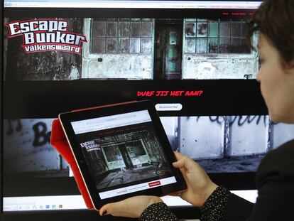 Una internauta visita la web de Escape Bunker.