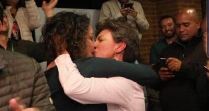 El simbólico beso de Claudia López y su pareja que obsesiona a los medios de comunicación colombianos.