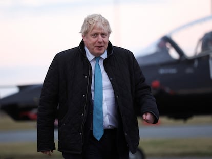 Boris Johnson, este jueves en una visita a una base de la Fuerza Aérea británica en Anglesey, Gales.