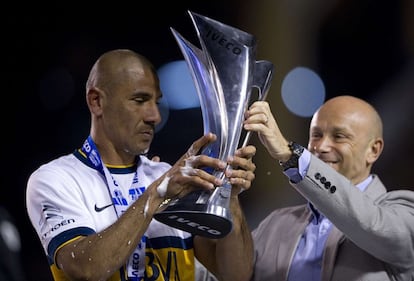 Daniel Díaz recibe el trofeo después de ganar el partido de fútbol de primera división de Argentina en el estadio La Bombonera, en Buenos Aires.