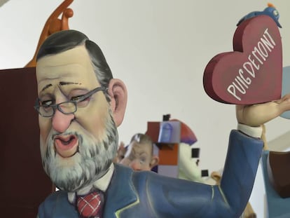 El presidente del Gobierno, Mariano Rajoy, sostiene un corazón con el nombre del expresidente catalán Carles Puigdemont. Es uno de los 'ninots' que podrán verse en las Fallas de 2018.