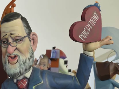 El presidente del Gobierno, Mariano Rajoy, sostiene un corazón con el nombre del expresidente catalán Carles Puigdemont. Es uno de los 'ninots' que podrán verse en las Fallas de 2018.