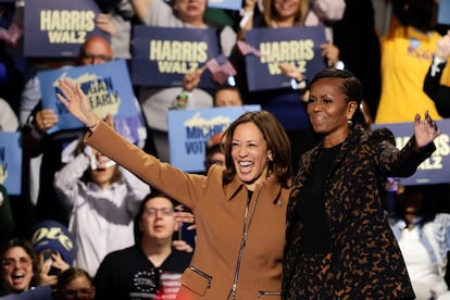 Kamala Harris y Michelle Obama en un acto de campaña en Michigan, Estados Unidos.