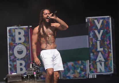 Bob Vylan, durante su actuación en el Festival Glastonbury, este sábado.