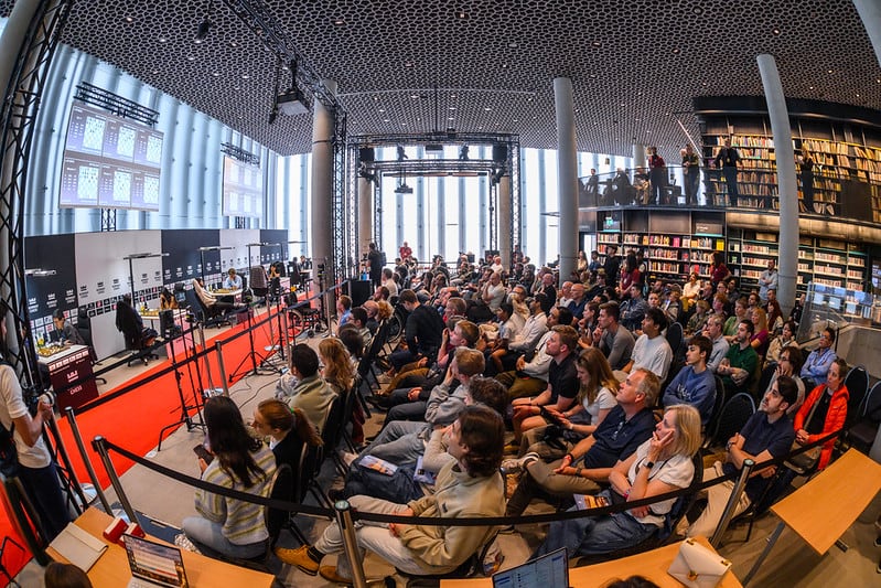Vista general de la biblioteca pública de Oslo, Deichman, sede del torneo de ajedrez Norway Chess, este lunes, durante la primera ronda