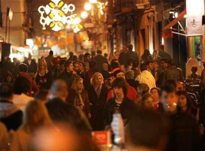 Una imagen de una céntrica calle de Valencia durante la madrugada de ayer.