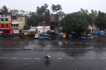 Un motorista circula por una calle desierta de Puri (India),antes de la llegada del ciclón, este viernes.
