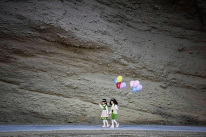 Modelos desfilan en una pasarela en el icónico Bosque de Piedras del río Amarillo con prendas del diseñador de moda francés Pierre Cardin, en Baiyin (China).