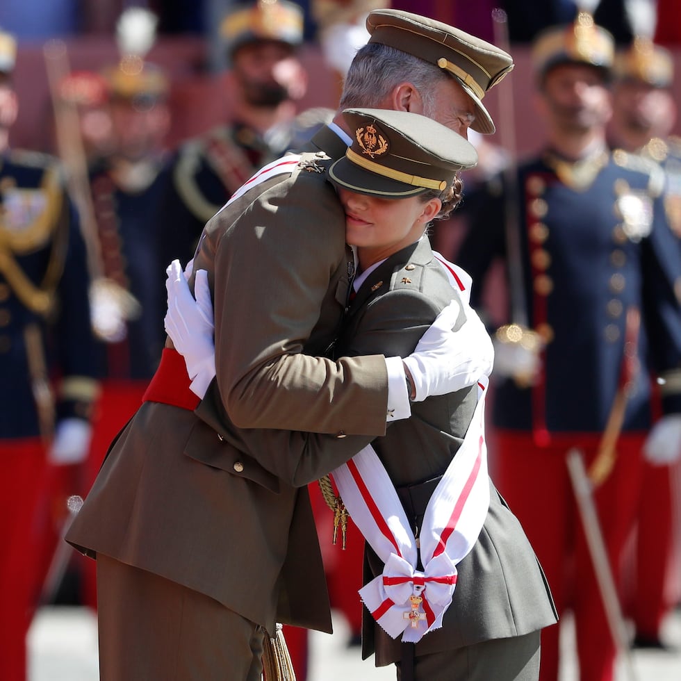 La princesa Leonor recibe la Gran Cruz del Mérito Militar de manos del Rey