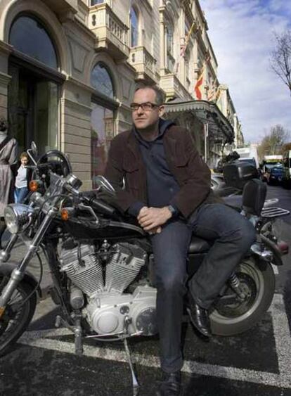 Àlex Rigola, frente al Liceo de Barcelona, con su Harley Davidson Sportster 883.