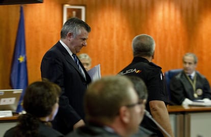 4 de octubre de 2010.<br>El ex asesor de urbanismo del Ayuntamiento de Marbella Juan Antonio Roca a la entrada de la sección primera de la Audiencia Provincial de Málaga, durante la tercera sesión del juicio del 'caso Malaya'.