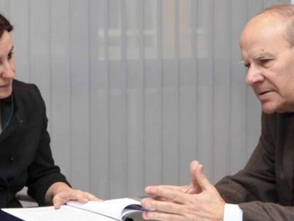 La consejera de Educación, María José Catalá, y el presidente de la AVL, Ramón Ferrer.