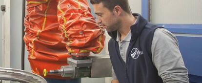 Un técnico de ITP Aero en la fábrica del grupo en Zamudio (Bizkaia).