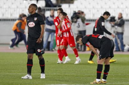 Perea, Simão y Reyes muestran su decepción mientras Cisma y Piatti celebran el gol del Almería.