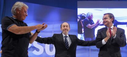 González y Zapatero aplauden a Rubalcaba en el arranque de la conferencia política que el PSOE celebra en Madrid.