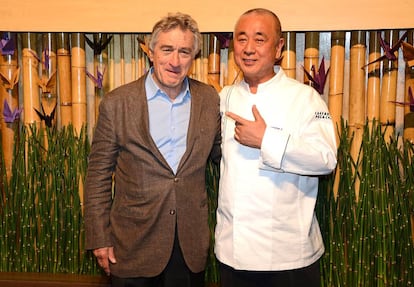 Robert De Niro con el chef Nobu Matsuhisa durante la apertura del primer hotel Nobu en Las Vegas en 2013. 