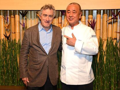 Robert De Niro con el chef Nobu Matsuhisa durante la apertura del primer hotel Nobu en Las Vegas en 2013. 