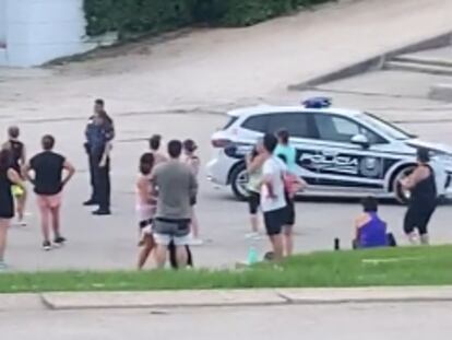 La Policía Municipal de Madrid interrumpe una clase de zumba en el parque de Enrique Tierno Galván, el pasado 18 de julio.