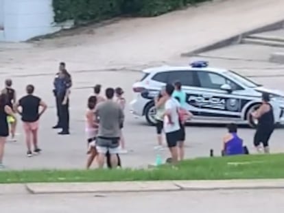 La Policía Municipal de Madrid interrumpe una clase de zumba en el parque de Enrique Tierno Galván, el pasado 18 de julio.