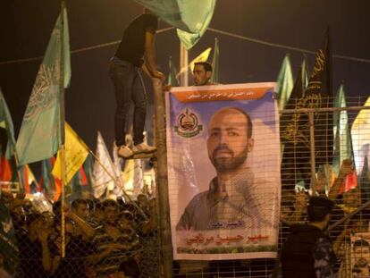 Palestinos celebran en Erez la liberación de presos, el martes por la noche.