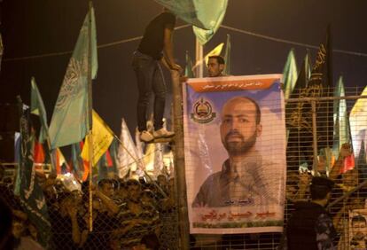 Palestinos celebran en Erez la liberación de presos, el martes por la noche.