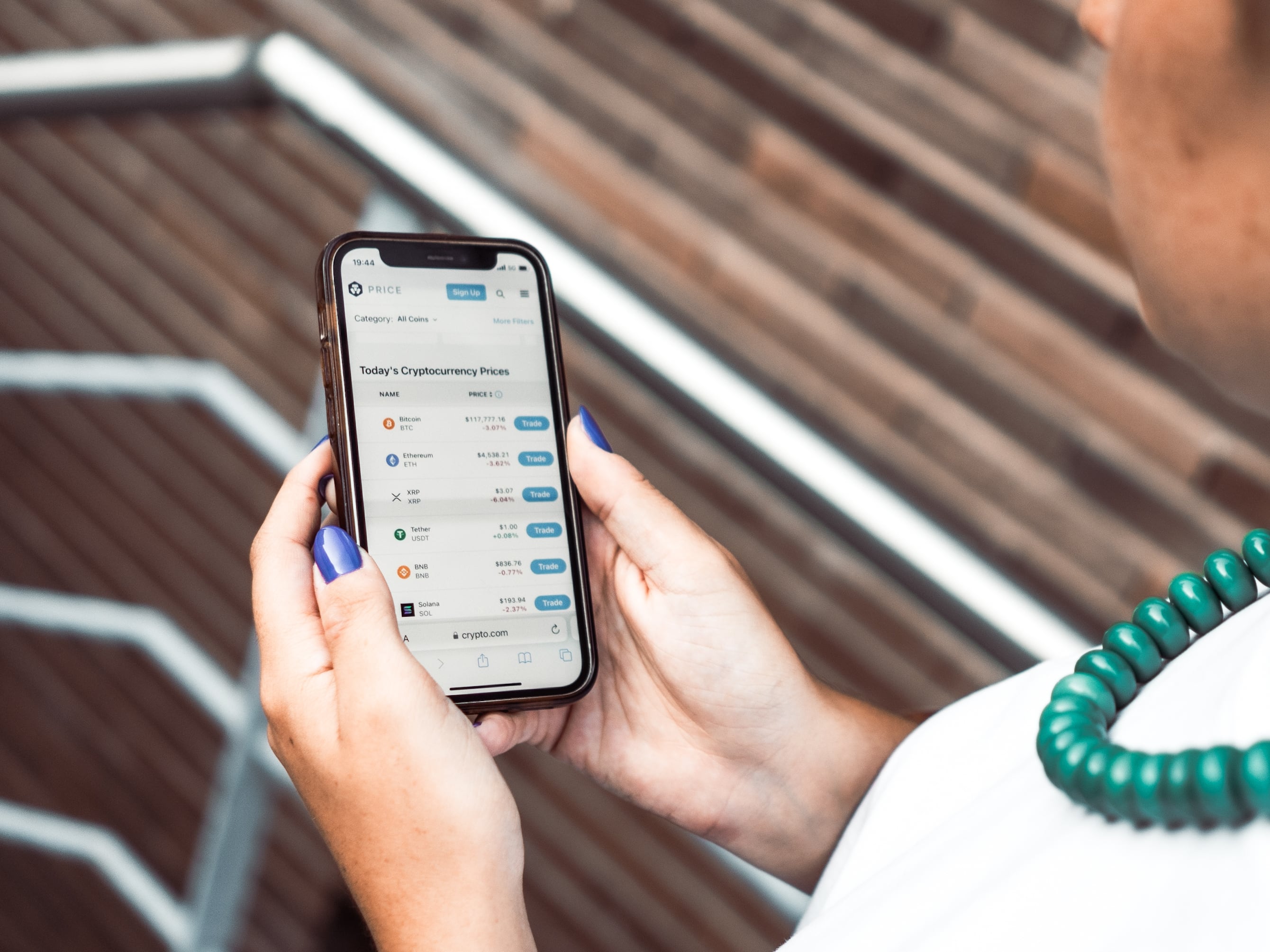 Una mujer revisa la cotización los activos crypto en bolsa.