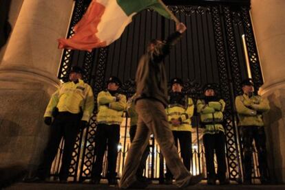 Un hombre protesta por el plan de austeridad del Gobierno irlandés en las puertas del Ministerio de Finanzas del país.