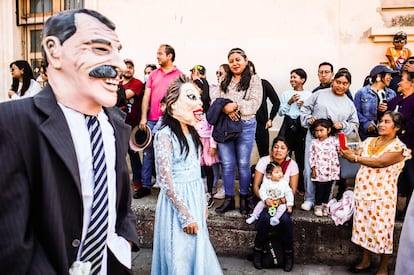 En San Cristóbal (Estado de Chiapas), habían también personas disfrazadas con máscaras del expresidente Vicente Foz y  la ex líder magisterial, Elba Esther Gordillo.