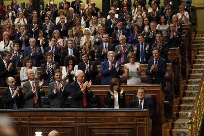 El presidente del Gobierno en funciones, Mariano Rajoy, recibe los aplausos de sus diputados tras pronunciar su discurso en el debate de investidura.