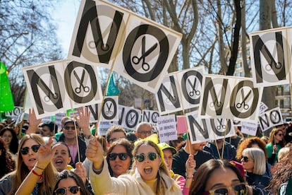 Participantes en la manifestacin por la educacin pblica en Madrid, este domingo.