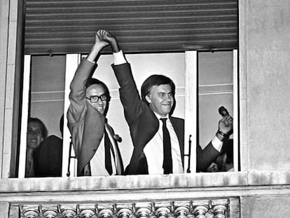 Alfonso Guerra y Felipe González tras la victoria del PSOE en las elecciones generales de 1982