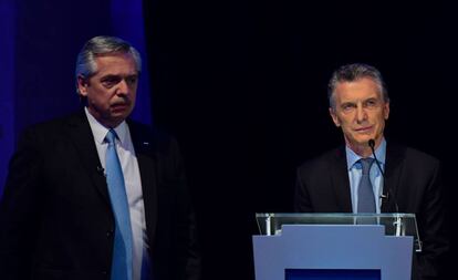 Mauricio Macri (derecha) y Alberto Fernández, durante el debate presidencial celebrado en Santa Fe, Argentina.