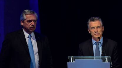 Mauricio Macri (direita) e Alberto Fernández, durante o debate presidencial celebrado em Santa Fé, Argentina.