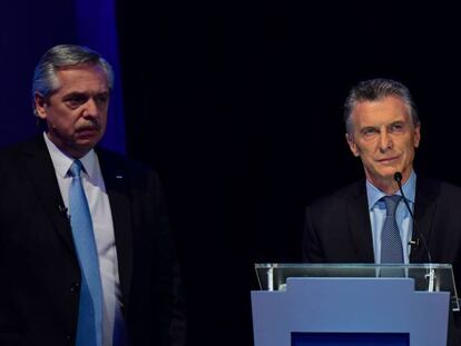 Mauricio Macri (derecha) y Alberto Fernández, durante el debate presidencial celebrado en Santa Fe, Argentina.