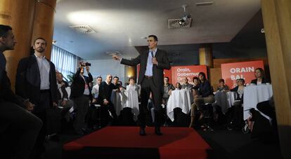 El presidente del Gobierno en funciones, Pedro Sánchez, participa en un mitin junto a candidatos socialistas en Vitoria, el 1 de noviembre.