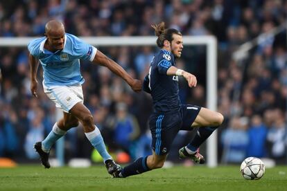 Gareth Bale del Real Madrid es derribado por Vincent Kompany del Manchester City.