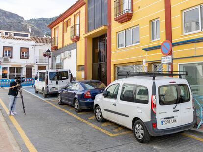 Vista de la calle Lealtad en Pizarra (Málaga), donde este domingo un vecino asesinó a su expareja y acto seguido se quitó la vida.