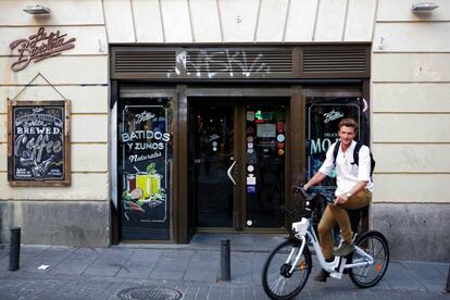 La Bicicleta fue el primer 'cycling café' de España, según su creador Quique Arias. Apasionado de las bicicletas y de la restauración, Arias abrió este local en 2012, en el céntrico barrio de Malasaña. "En aquella época había muy poca gente en bici por Madrid. Queríamos apoyar su uso en la ciudad", afirma.