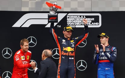 En segundo lugar de la carrera quedó el local Sebastian Vettel del equipo Ferrari (izquierda), que había comenzado último en la parrilla, y tercero fue el ruso Daniil Kvyat del Toro Rosso (derecha).