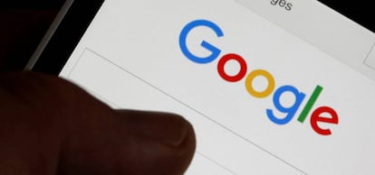 Una persona utiliza la web de Google para hacer una búsqueda desde el móvil.