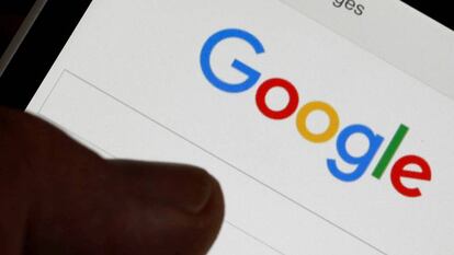 Una persona utiliza la web de Google para hacer una búsqueda desde el móvil.